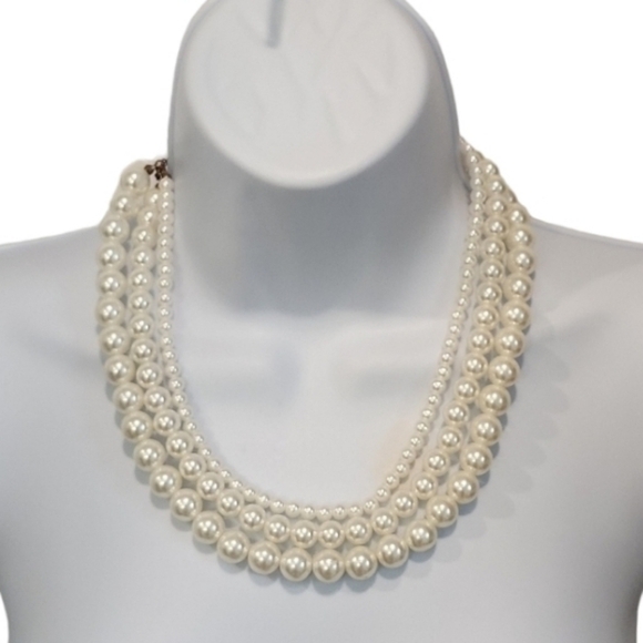 Elegant Pearl Necklace - Picture 1 of 3